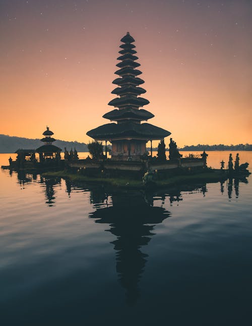 Коричневая пагода возле водоема