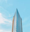 德国柏林的一座当代摩天大楼直插明亮的蓝天