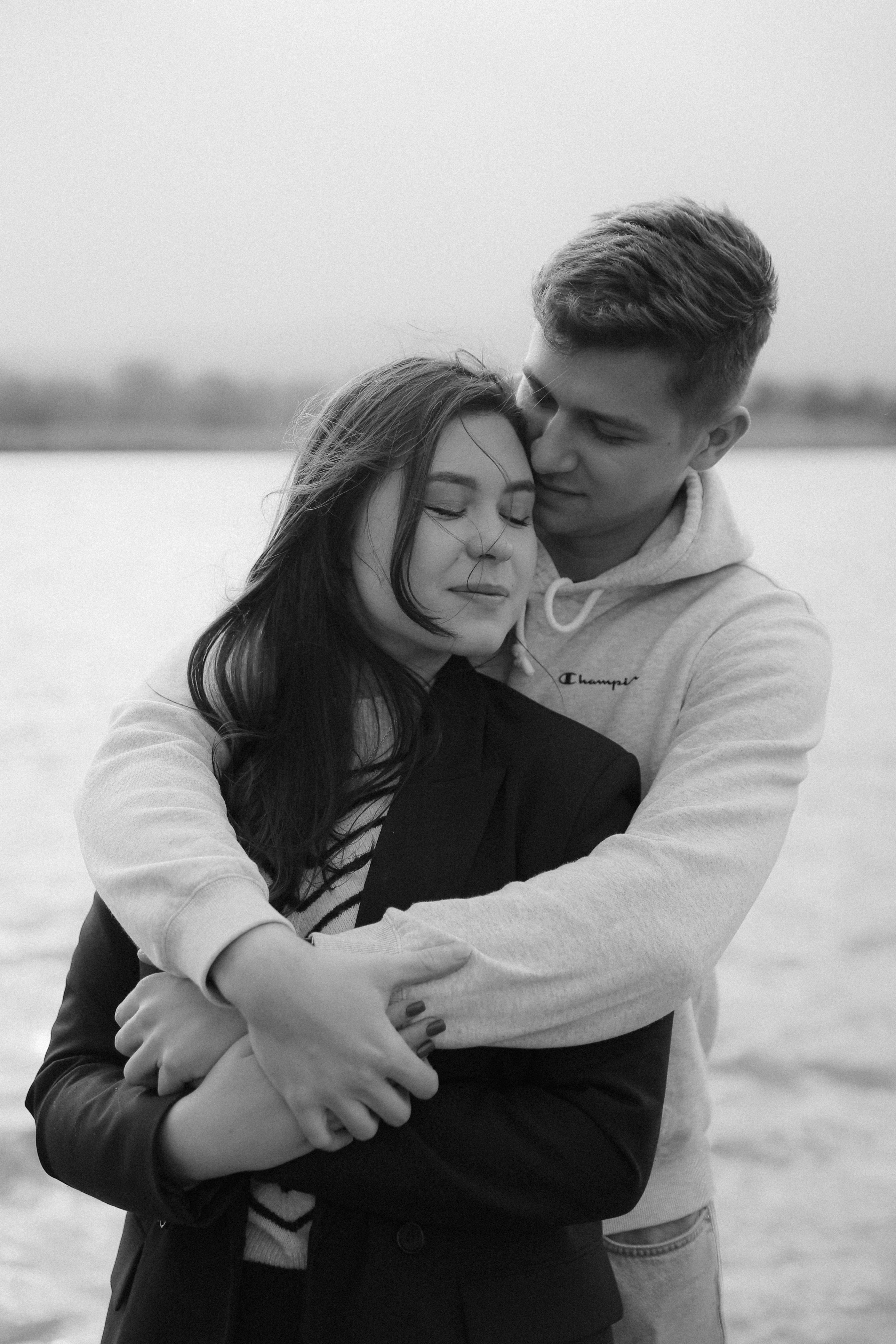 50 Romantic Couple Poses to Get Cute Couple Photos (+5 FREEBIES)