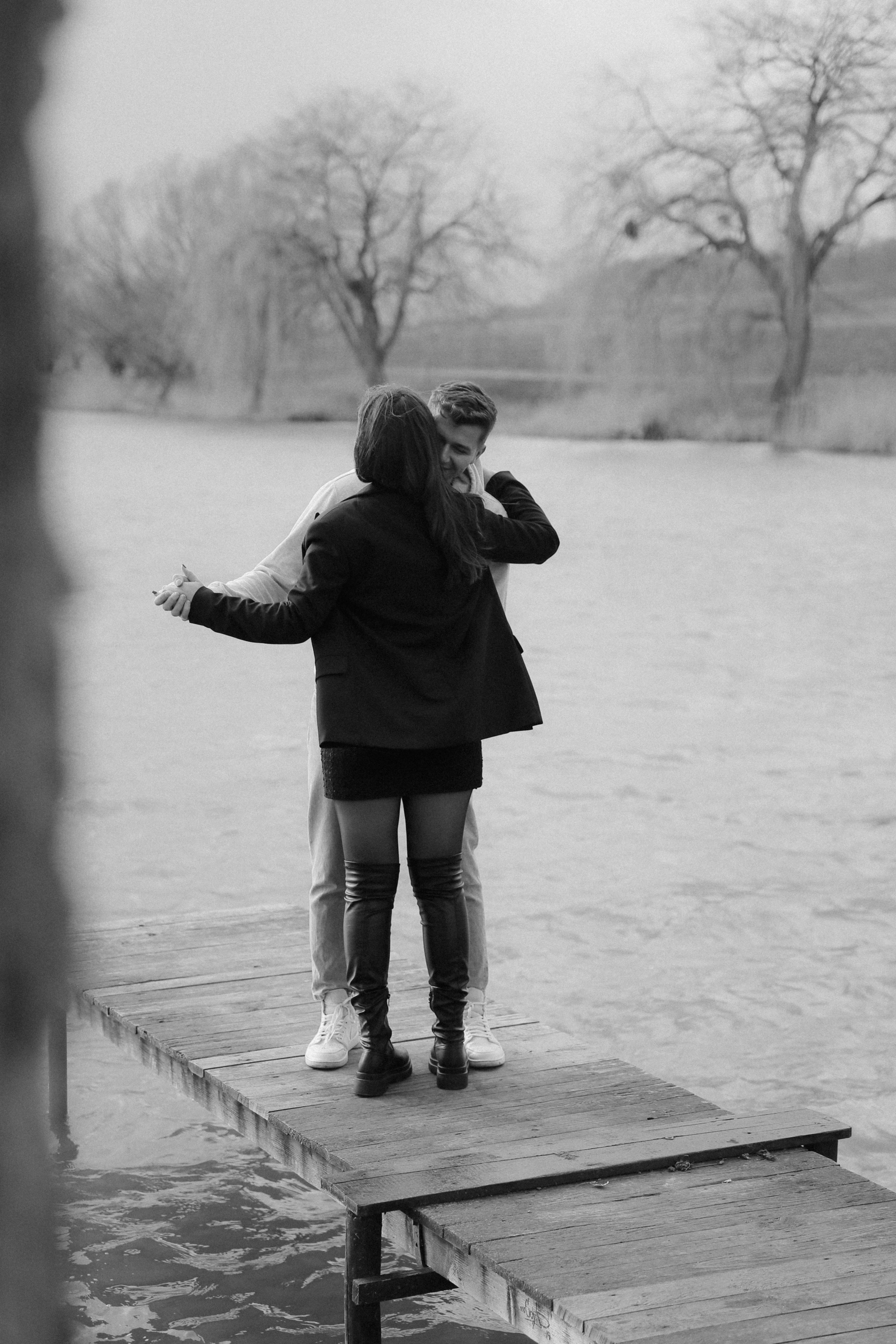 https://images.pexels.com/photos/16947695/pexels-photo-16947695/free-photo-of-couple-dancing-on-a-promenade.jpeg