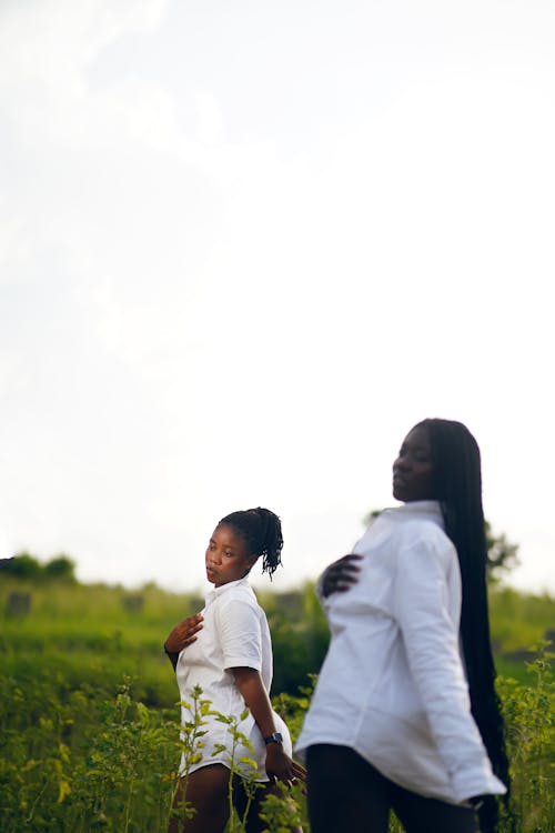 Бесплатное стоковое фото с афроамериканские девушки, динамическая поза