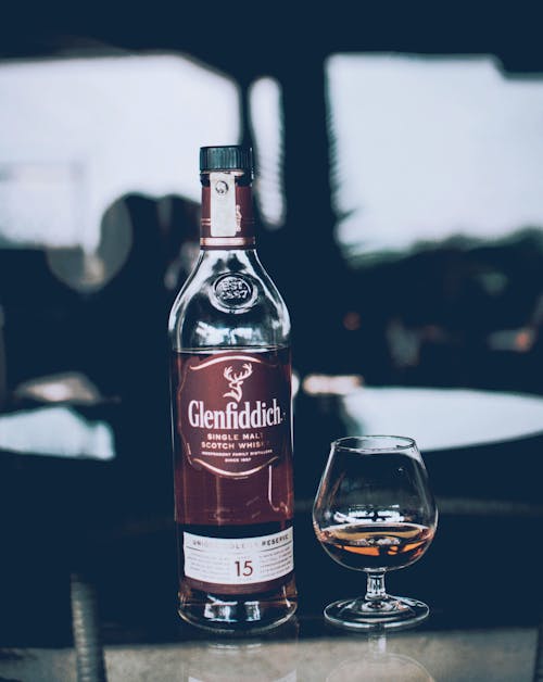 Glenfiddich Flasche Neben Weinglas