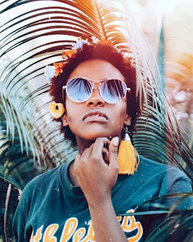 一位戴着花卉头饰和太阳镜的时尚女性正在户外摆姿势