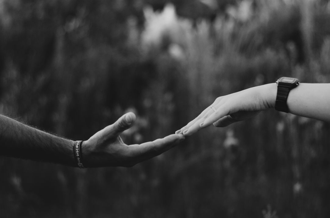 Online dating: starting a conversation on a niche platform