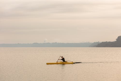 Photos gratuites de aube, faire du kayak, fleuve