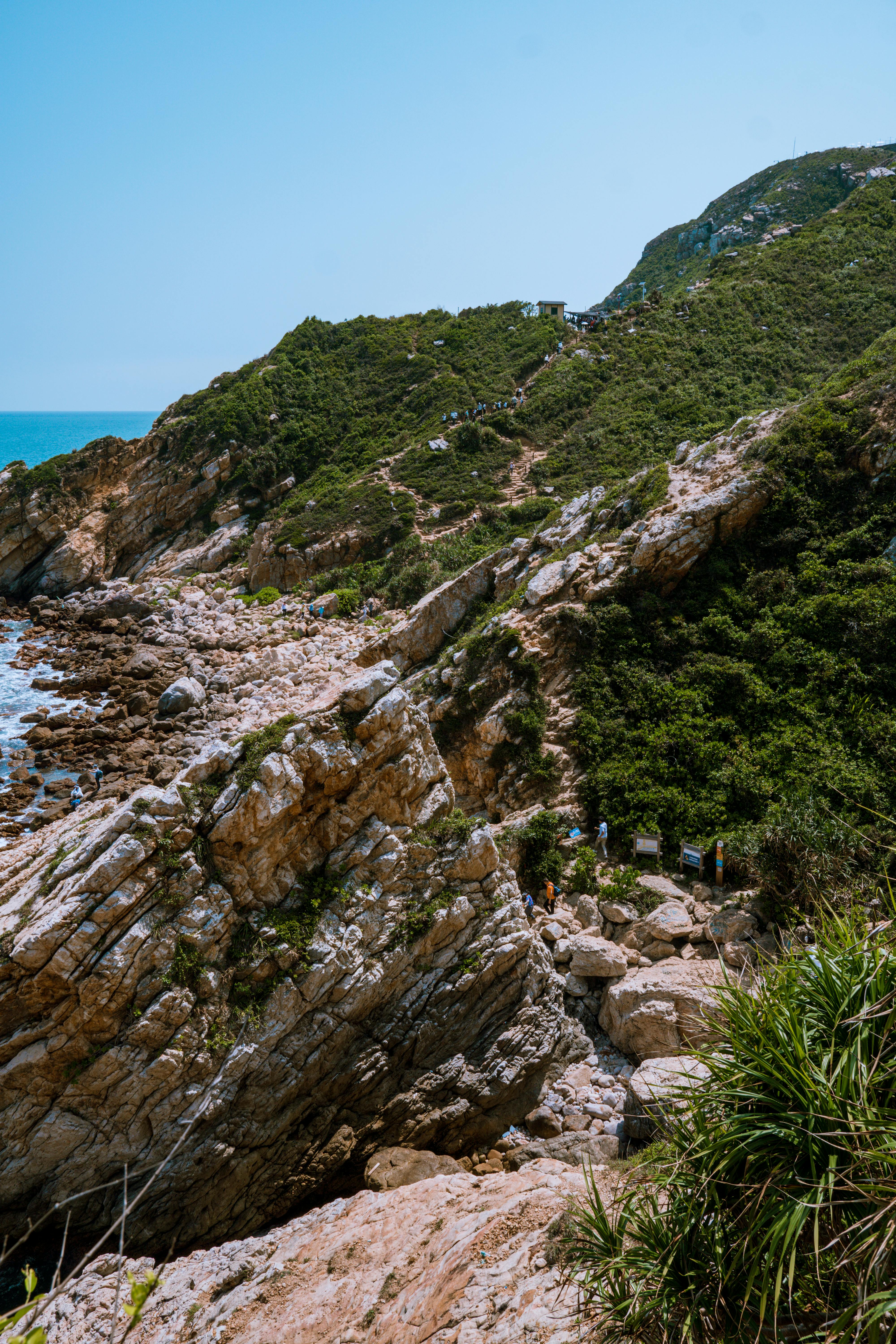 在海岸线上，岩石悬崖的景色令人惊叹