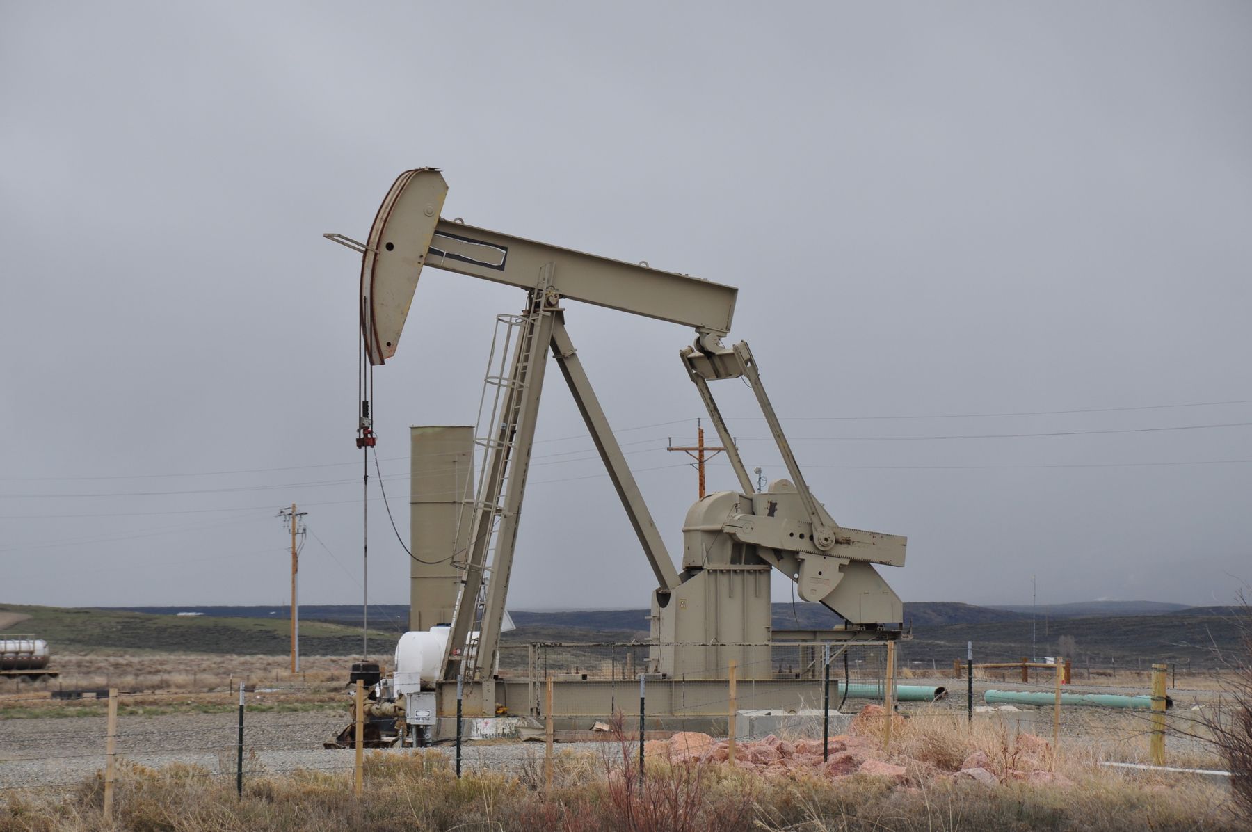 Oilfield drilling equipment in an arid producing region