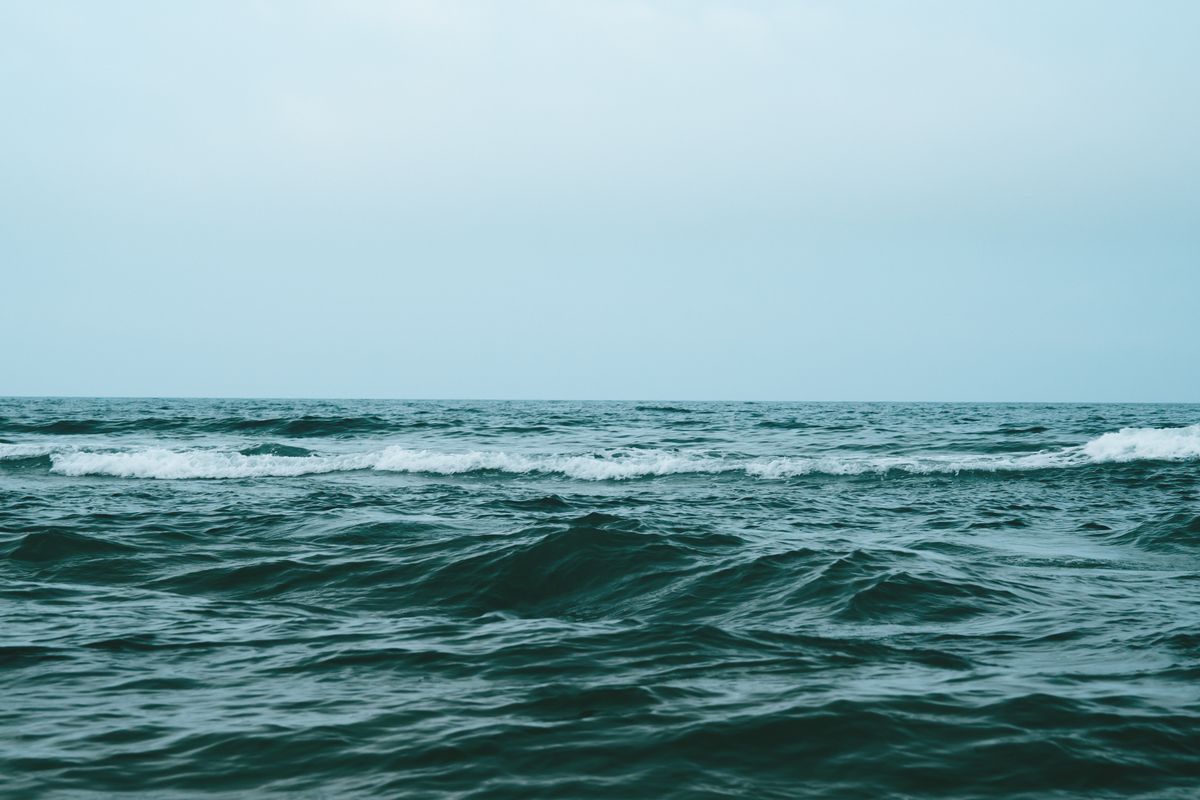 波の立つ海のイメージ