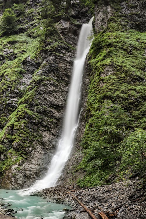 Бесплатное стоковое фото с вертикальный выстрел, водопад, обои для мобильного телефона