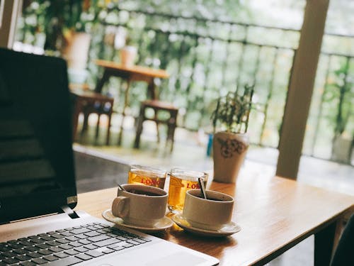 Gratis lagerfoto af bærbar computer, kaffe, sol