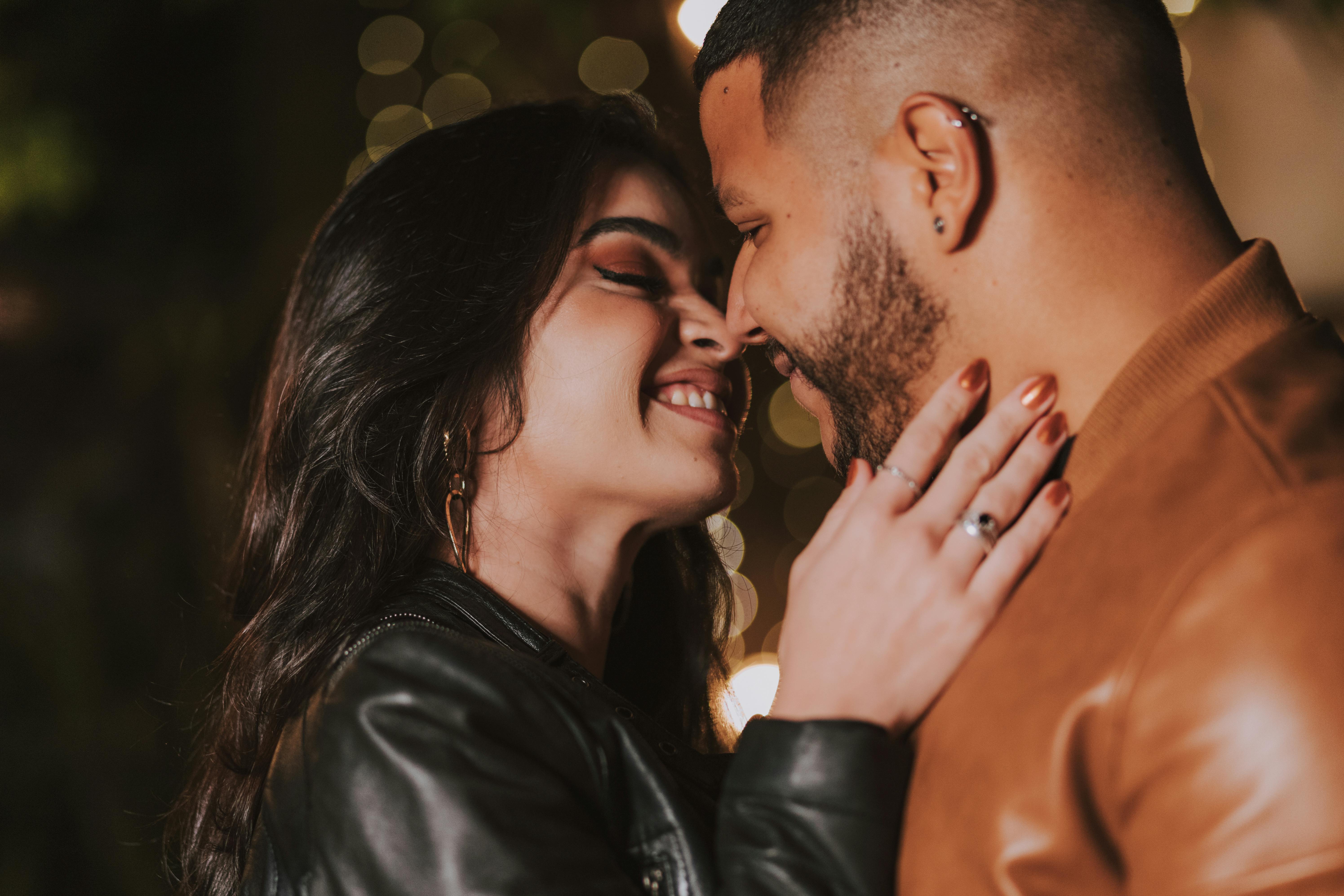 https://images.pexels.com/photos/16956634/pexels-photo-16956634/free-photo-of-couple-standing-face-to-face-and-embracing.jpeg