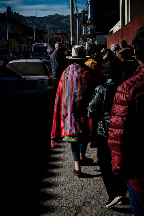 Immagine gratuita di auto, camminando, cappello