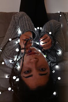 休闲服由灯串照明的女人，营造出舒适的氛围