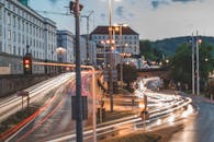 夜晚，繁忙的城市街道上，移动车辆划出光线条纹，展现了城市交通的动态