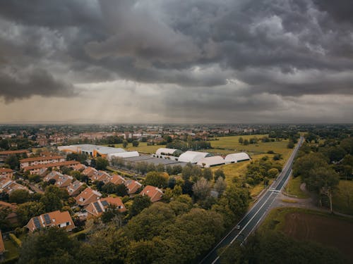 Gratis stockfoto met bewolkt, dronefoto, huizen