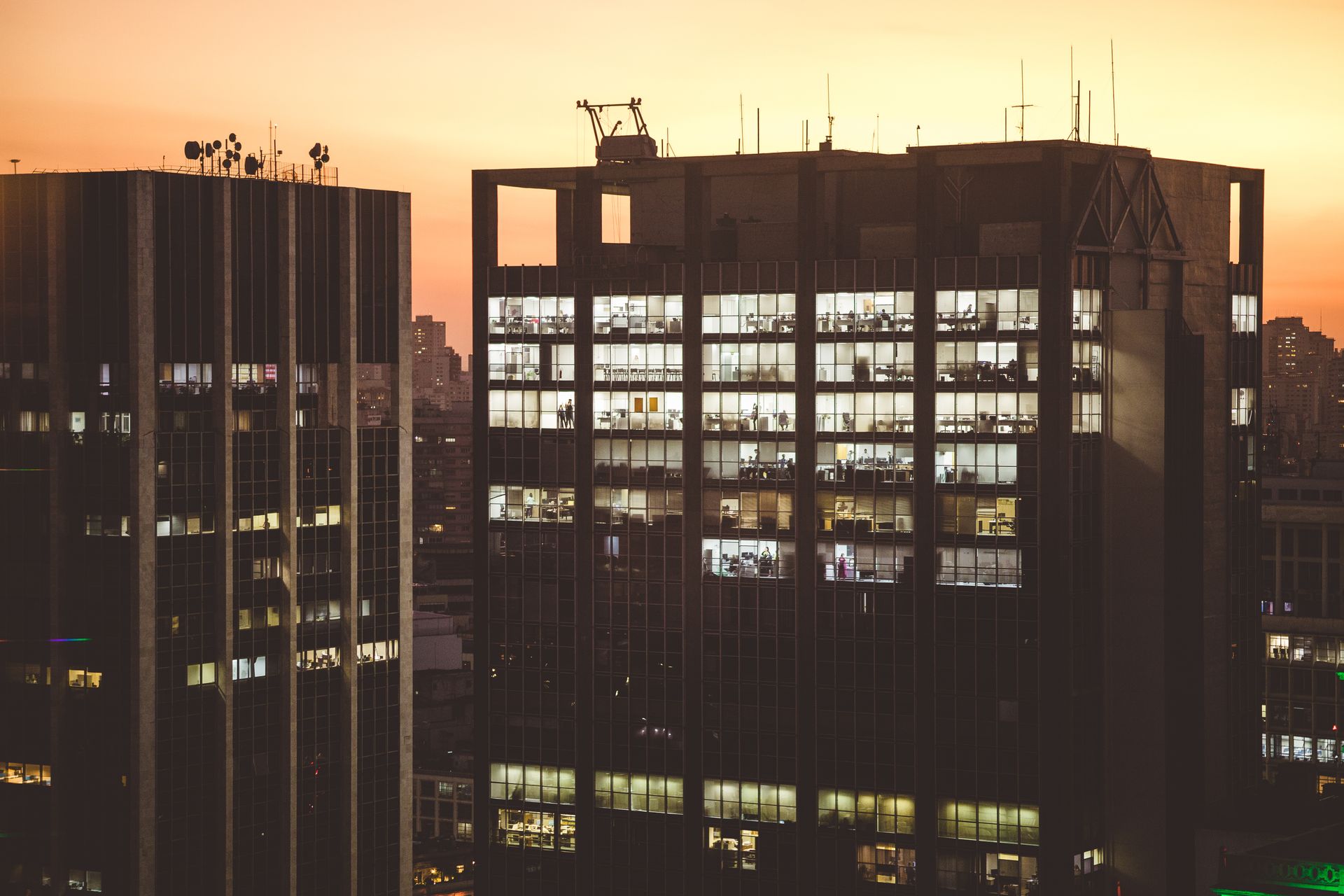 La silhouette du quartier financier de Sao Paulo au crépuscule