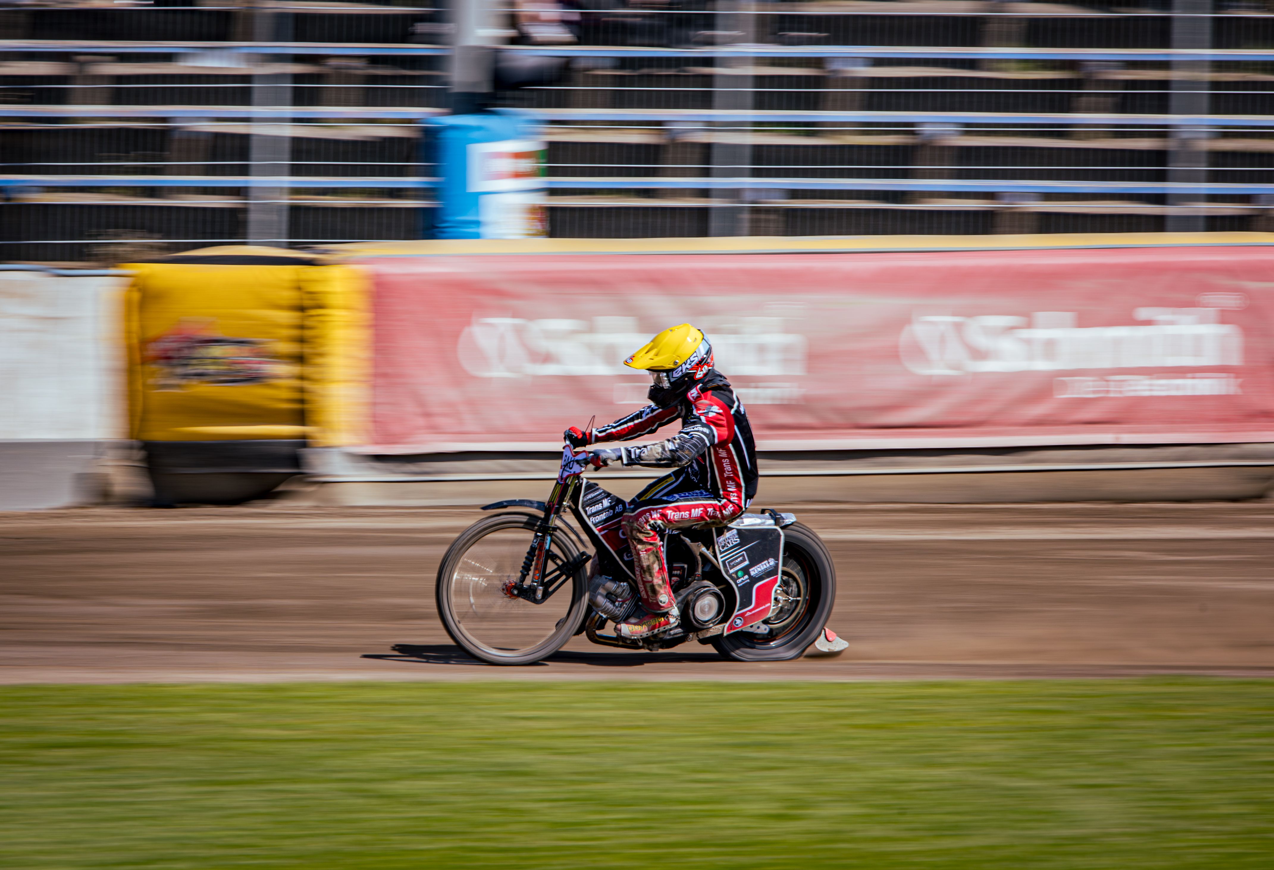 A man on a motorcycle racing down a track · Free Stock Photo