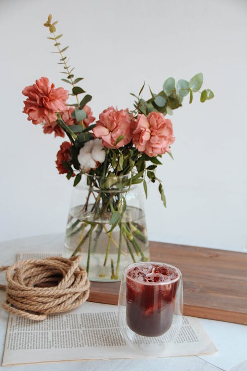 Foto profissional grátis de bebida, corda, flores