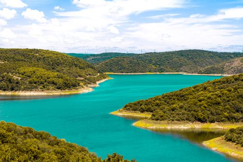 Free Stunning bird's-eye view of lush green hills and turquoise lake in Istanbul, Türkiye. Stock Photo