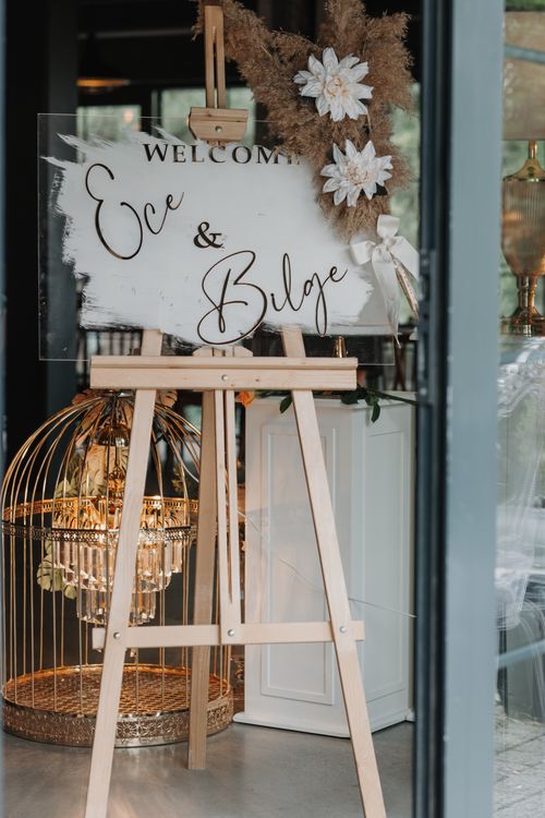 Free Beautiful wedding welcome sign with floral decoration on an easel. Stock Photo