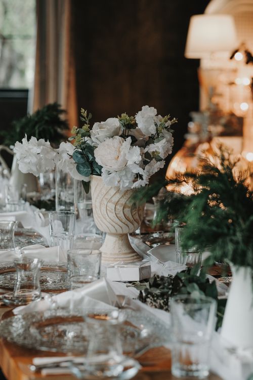 Free Stunning floral arrangement in a classic table setting, perfect for elegant dining decor. Stock Photo