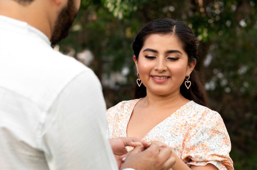 Online dating: starting a conversation on a niche platform