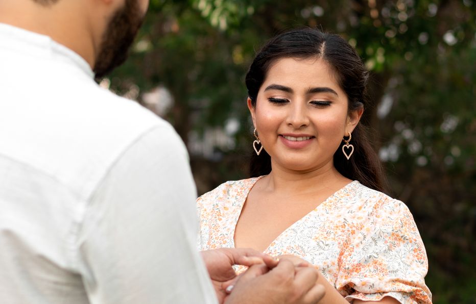 Online dating: starting a conversation on a niche platform