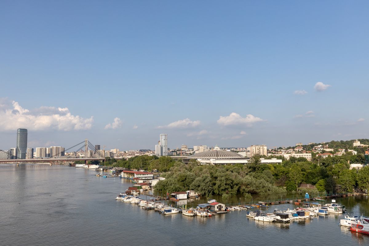 Belgrad - malul apei cu o marină în prim-plan