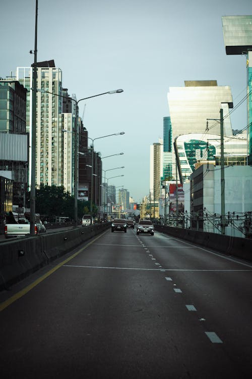 Foto profissional grátis de ação, andando, ao ar livre