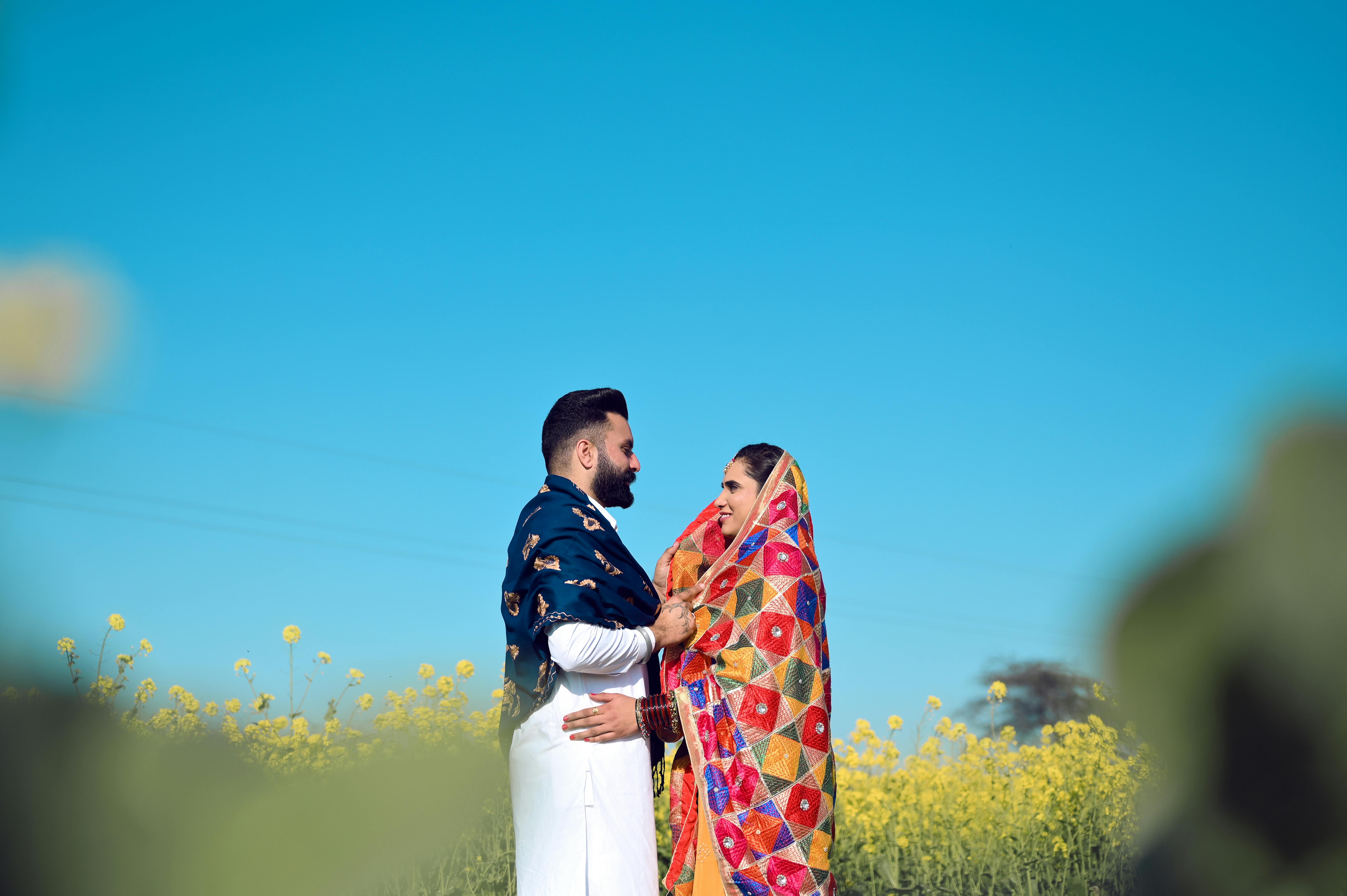 Eine Person mischt ayurvedische Zutaten in einer Schale für ganzheitliche Gesundheit