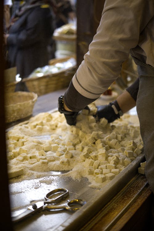 Foto d'estoc gratuïta de botiga de llaminadures, enfocament selectiu, fent caramels