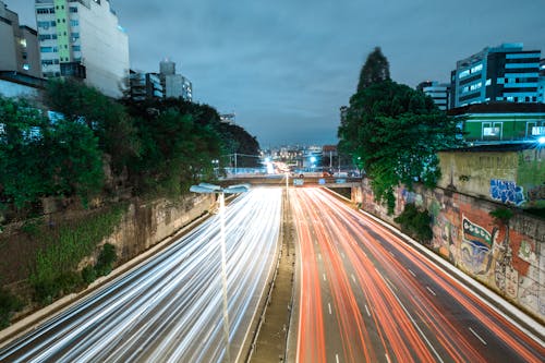 車のライトが付いている道路のタイムラプス写真