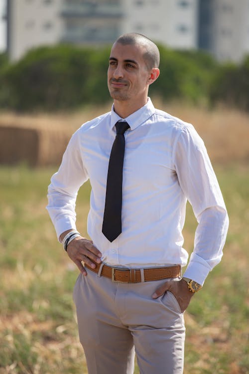 Foto profissional grátis de cabelo curto, camisa branca, de pé