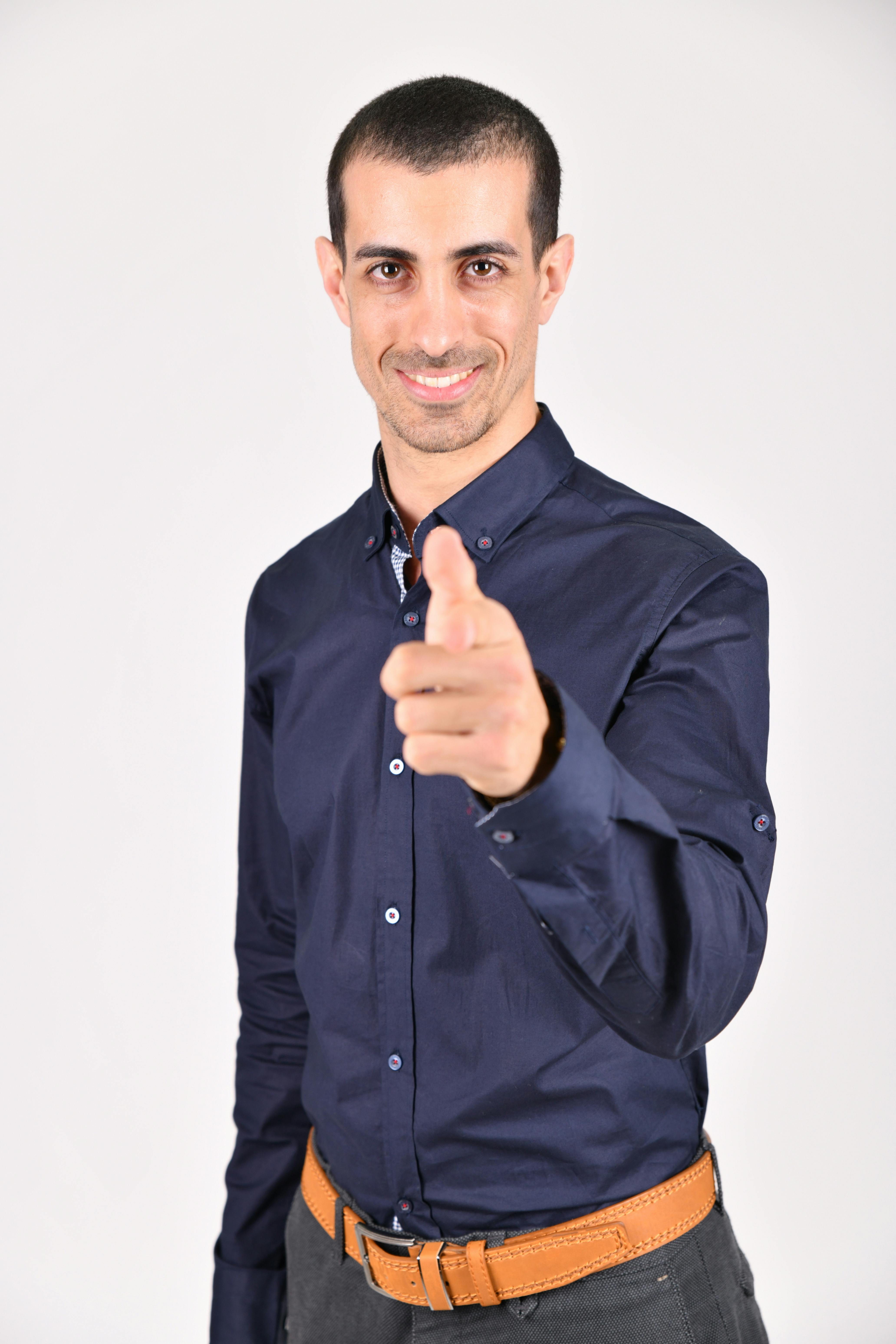 Ücretsiz adam, arkadaş canlısı, bakmak içeren Ücretsiz stok fotoğraf Stok Fotoğraflar