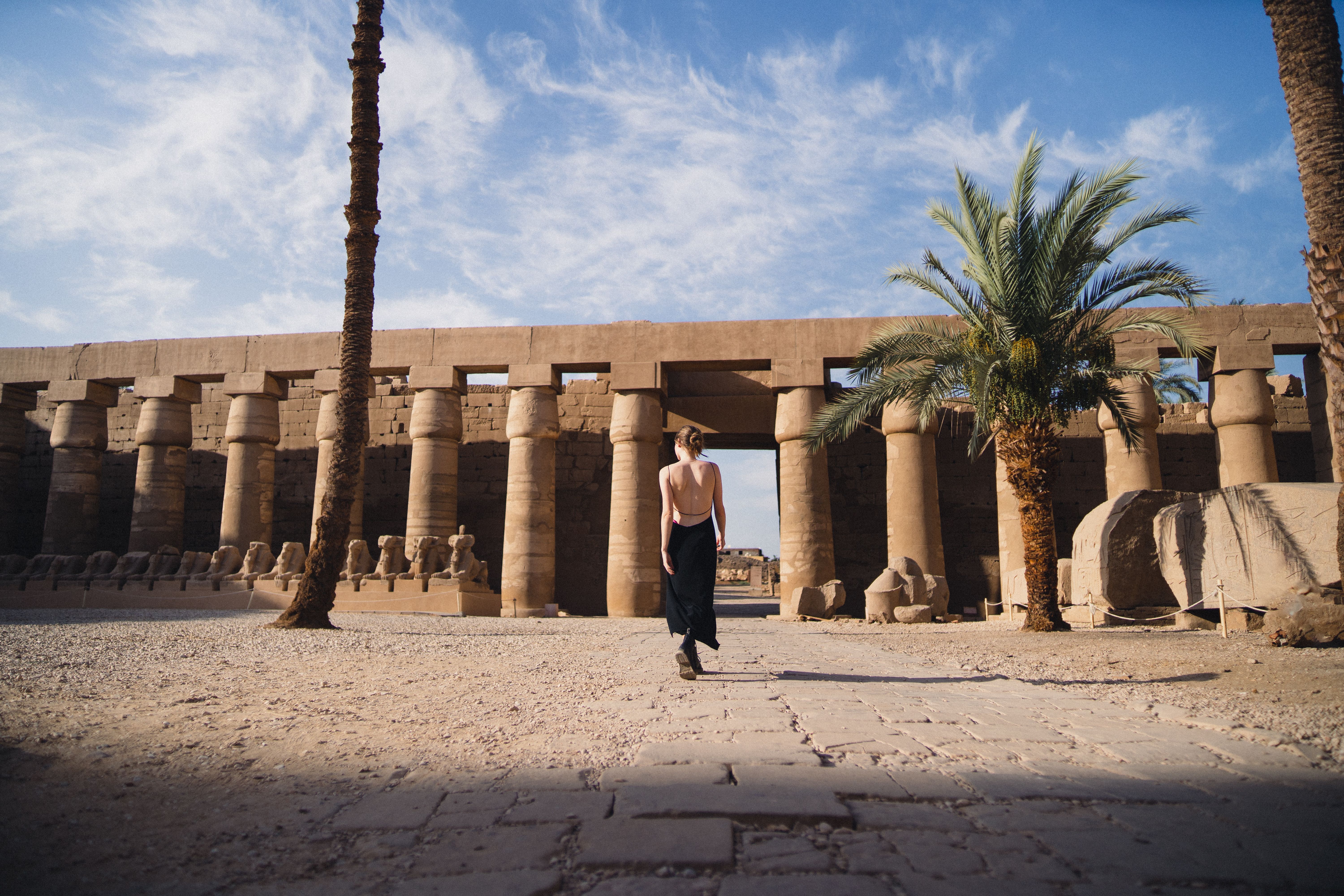 Sonnenaufgang über der Säulenhalle von Karnak mit frühem Licht auf den Säulen