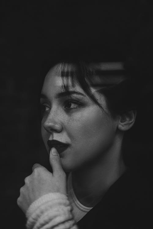 Darmowe zdjęcie z galerii z brunetka, czarno-biały, kciuk na ustach