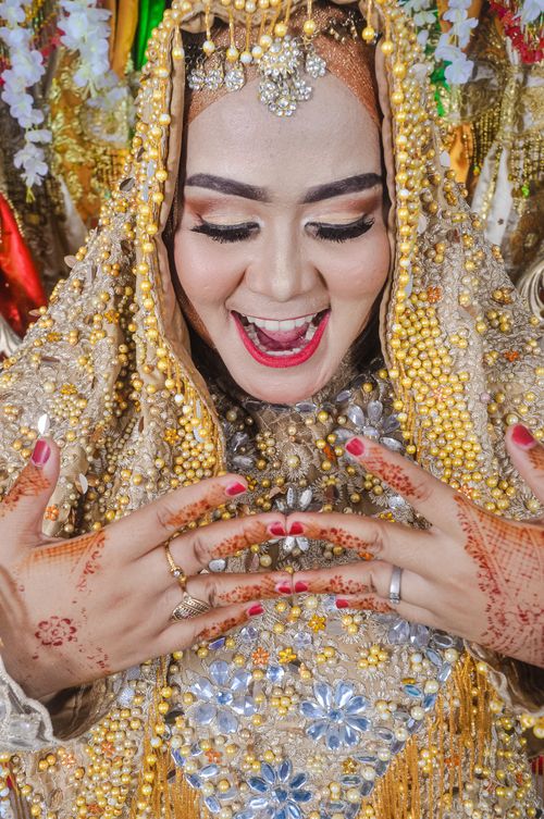 Free Vibrant portrait of a bride adorned in traditional jewelry and henna, showcasing cultural elegance. Stock Photo