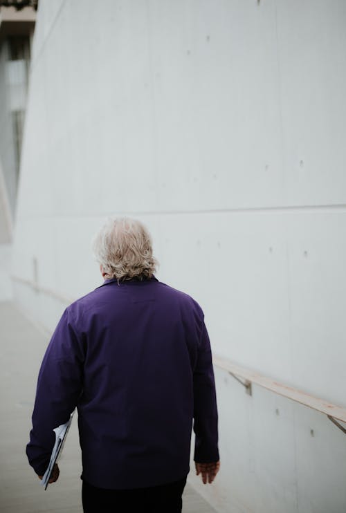 Foto profissional grátis de andando, cabelo grisalho, casaco