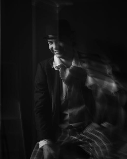 Darmowe zdjęcie z galerii z czarno-biały, garnitur, mężczyzna