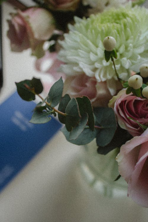 Gratis arkivbilde med blomster, bord, bukett