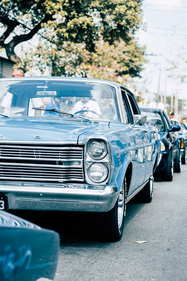 Carro azul vintage estacionado ao ar livre em São Paulo, exibindo design automotivo clássico.