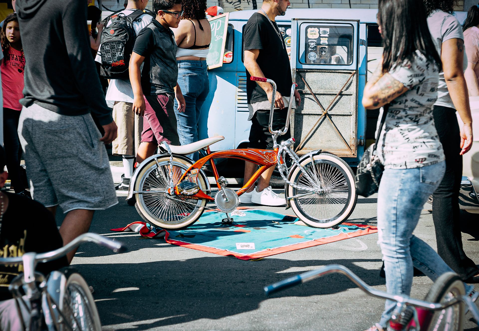 Vibrant street scene in SĂŁo Paulo featuring a custom bicycle and diverse group of people.