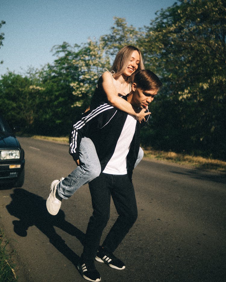 Boyfriends Carrying His Girlfriend On His Back 