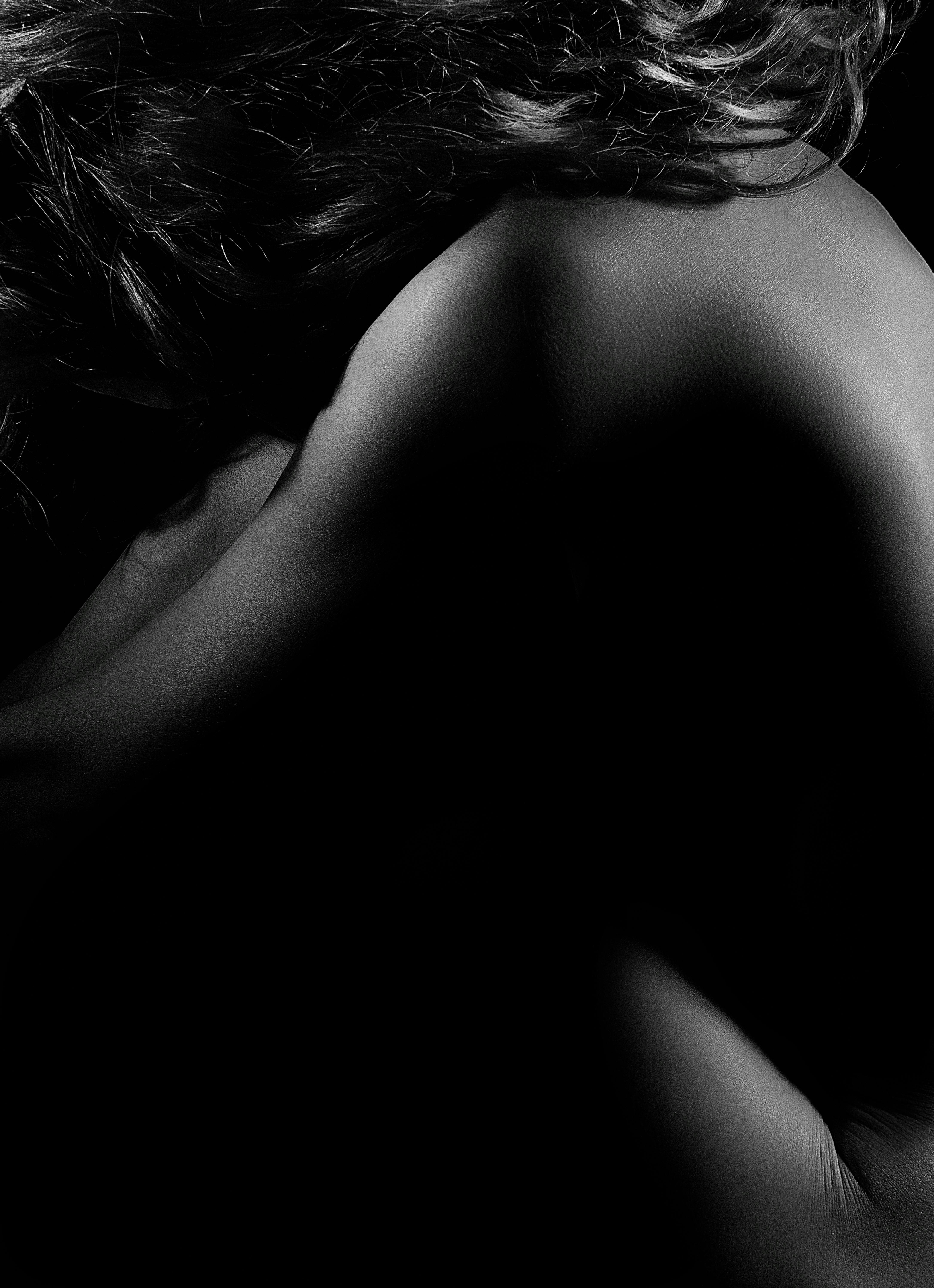 Dark Studio Shot of a Naked Woman · Free Stock Photo