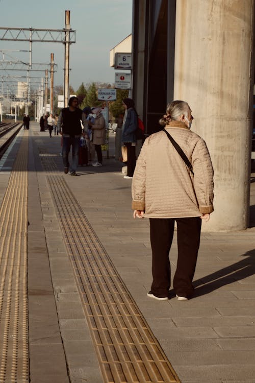 Foto stok gratis kendaraan umum, kereta api, manusia