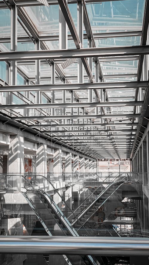 Darmowe zdjęcie z galerii z centrum handlowe, nowoczesna architektura, pionowy strzał