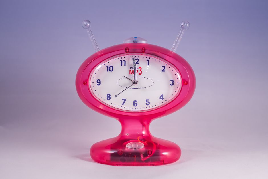 Pembe Ve Beyaz Mp3 Analog Saat 12:00 'De Görüntüleniyor