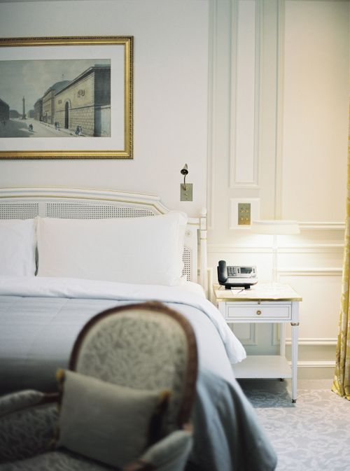 Free Elegant luxury hotel room with classic decor and sophisticated furnishings creating an inviting ambiance. Stock Photo