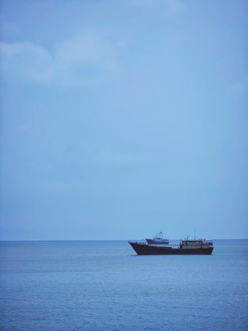Foto profissional grátis de azul, barco, cor