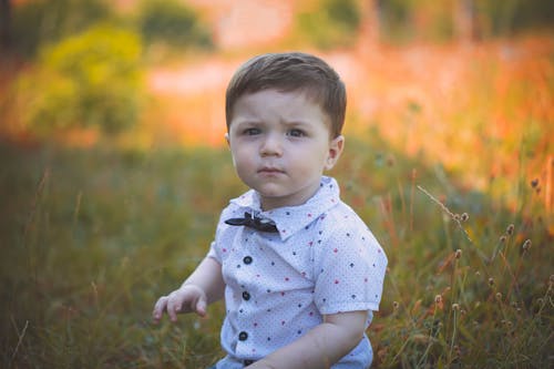 Photographie Mise Au Point Sélective D'un Enfant Portant Un Polo Blanc